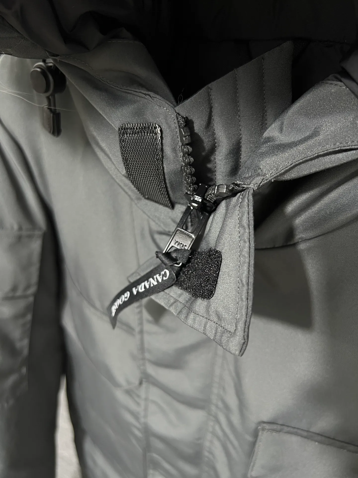 P780 🆕 Top original version, supports chip sensor with handbag 𝗖𝗮𝗻𝗮𝗱𝗮 𝗚𝗼𝘀𝗲 / 🇨🇦 Canada Goose 08 Down Jacket ⚠️ Partners who have been cooperating with us in the past few years know that no matter what is produced outside, our pure genuine trading company ships ❗️ After the test of time, we have received rave reviews. You can compare the market products with us. If you are not satisfied, you can return it at will. You are also welcome to come to ZG to see it and then come to my home to buy‼  1⃣️ The filling is 80% white duck down, with a weight of 500g. Regarding the down content, you can feel it with your hands. Good down has no embarrassment and can be called a walking duvet! 2⃣️ The fabric is made of Feather-Light 10D waterproof coating fabric, which is made of 84.5 polyester fiber and 15.5 cotton. The surface is treated with a special Teflon protective coating produced by DuPont to prevent wind and splash water, and makes the clothing anti-pollution and long-lasting new features! 3⃣️ One-piece seamless cuffs, 13cm official length, all seals are stamped, and all the inner liner is hemmed. The overcoat means sewing all the inner liner once. On the one hand, it is to prevent the velvet from running off, and on the other hand, it can keep the stiffness of the clothes! 4⃣️ Original Yoshida Kogyo Kabushikigaisha zipper, top-grade zinc alloy electroplated zipper with the highest specifications, using precise Japanese craftsmanship, raw materials and management methods. Each zipper can withstand 100,000+ openings and closings 5⃣️ The detachable fur collar is made of top-grade imported wolf fur, which is not comparable to the loose and soft raccoon fur and fake fur on the market. It is a natural Siberian coyote fur collar. The delicate and strong feel is the sense of life that comes from the erosion of wind and frost in nature. 6⃣️ Main logo double-thread 9-needle locking stranded embroidery, electronic digital automatic embroidery, maple leaves with sharp edges. Size: XS-XXL Color: black, off-white, graphite gray, sapphire blue Dark Blue Pink Azure Graphite Gray Black Label Shoulder Width Chest Sleeve Length Clothes Length Recommended Weight kg 67 87 80-90 2XL 58 136 69 89 90-105